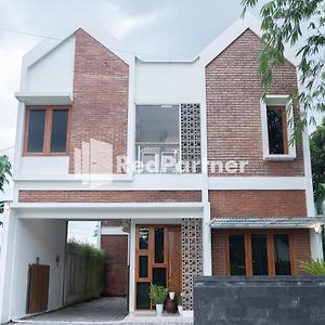 Twin House Near Uii Yogyakarta Mitra Reddoorz Exterior photo