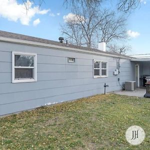 Pet Friendly Large Fenced Backyard Covered Patio Rapid City Exterior photo