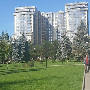 Elegance 1Bd Apartment With Living Room Chisinau Exterior photo