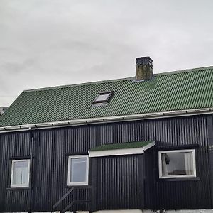 Hyggeligt Gammelt Hus I Vestmanna Exterior photo