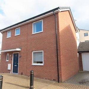 Three Bedroom Semi Detached House By Flipside Property Aylesbury Serviced Accommodation & Short Lets With Wifi & Parking Aylesbury (Buckinghamshire) Exterior photo