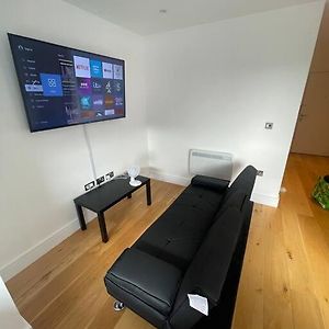 Vibrant Flat In The City Centre Slough Exterior photo