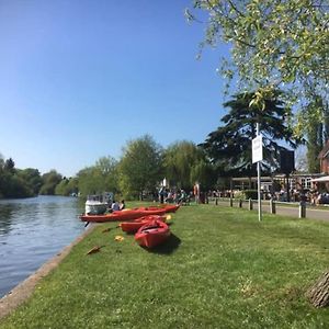 River Cabin Retreat Shepperton Exterior photo