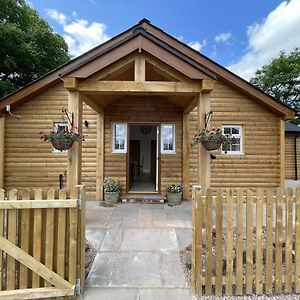 The Haystack Lodge Tarporley Exterior photo