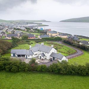 Country Setting In The Middle Of Dingle Town. Exterior photo