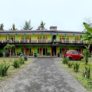 Spot On 92827 Anisah Adil Homestay Syariah Banyuwangi (East Java) Exterior photo