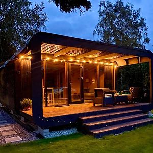 A Tiny House With A Garden And A Hot Tube Pringi Exterior photo