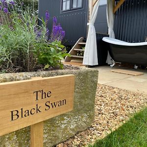 The Black Swan Shepherd Hut Ketton Exterior photo