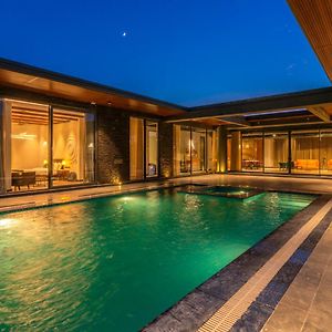 Stayvista'S Anantam - Villa With Massive Outdoor Pool With Deck & Sprawling Lawn Nova Deli Exterior photo
