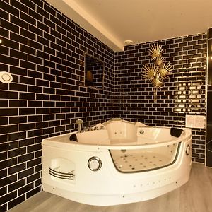 Appartement Jacuzzi Gold&Night Verneuil d'Avre et d'Iton Exterior photo