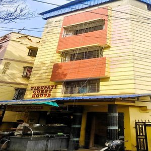 Staymaker Tirupati Guest House Calcutá Exterior photo