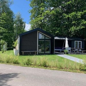 Luxe Chalet In Oosterwolde In Friesland, Op Rustig Park Met Uitzicht Op Meer En Strandje Oosterwolde (Friesland) Exterior photo