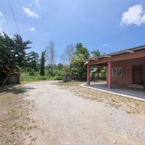 Umar'S Tiny House Chukai Exterior photo