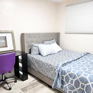 Main Floor Room With Queen Bed, Free Parking And Free Wi-Fi And Shared Washroom Near Fairview Park Mall Kitchener Exterior photo