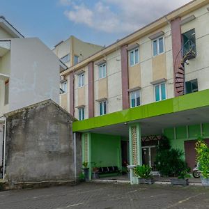 Hotel Dmadinah Inn Gentan Surakarta (Solo) Exterior photo