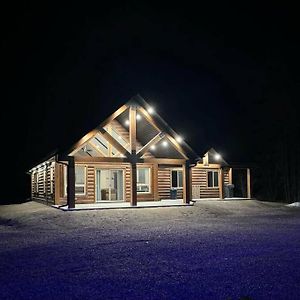 The Highmark Cabin Valemount Exterior photo