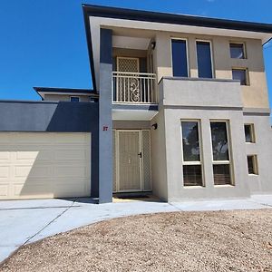 St Albans House - Spacious And Modern Home Exterior photo