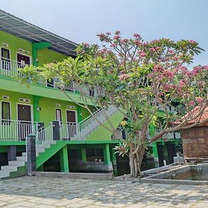 Oyo Life 92919 Kost Wijaya Kusuma Lake Syariah Madiun Exterior photo