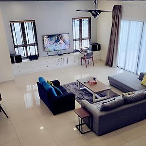Luxury Homestay Bangalow Setia Residen Sitiawan 12Pax Exterior photo