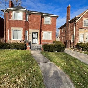 Beautiful 4 Bedroom Detroit Home Exterior photo