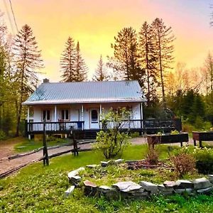 Chalet De L'Ours Bord Riviere - Lit King Size - Petit Dejeuner Bio - Table De Pool Saint-Alexis-des-Monts Exterior photo