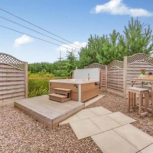 Lochinvar - Clydesdale Log Cabin With Hot Tub Airdrie Exterior photo