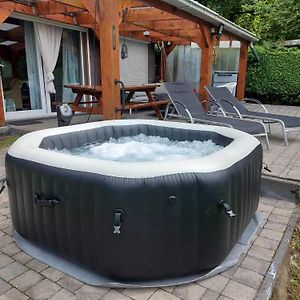 Chalet Avec Jacuzzi Manhay Exterior photo