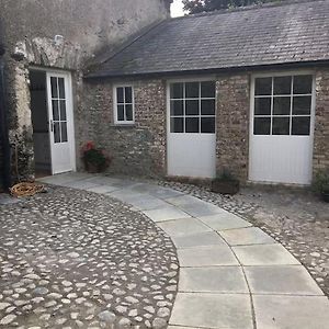 The Courtyard At Moone Exterior photo