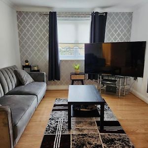 Spacious 2 Bedroom 2 Bathroom Flat In Hatfield Near Hertfordshire University With Private Car Park Sleeps 5-6 Hatfield (Hertfordshire) Exterior photo