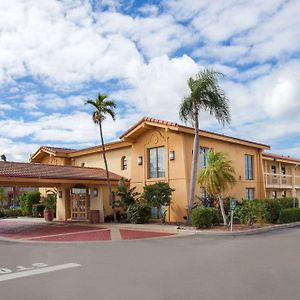 Baymont By Wyndham Fort Myers Central Exterior photo