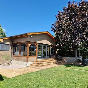 Chalet Moderne Au Bord D'Un Lac Saint-Sauveur-lès-Bray Exterior photo