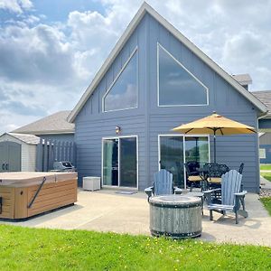 Boho Bungalow On The Pond W/ Hot Tub Arnolds Park Exterior photo