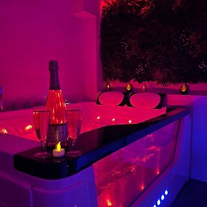 Love Room: Aux Plaisirs Des Sens Jacuzzi Prive Barr Exterior photo