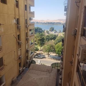 شقة مفروشة رائعة كورنيش النيل برج الرياض Naj'al Amrab Exterior photo