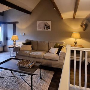 The Threshing Barn At Penrhos Court Kington (Herefordshire) Room photo