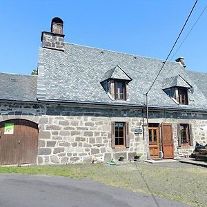 Maison De Caractere Au Pied Du Puy Chavaroche Avec Terrasse, Jardin Et Cheminee - Fr-1-742-237 Le Fau (Cantal) Exterior photo