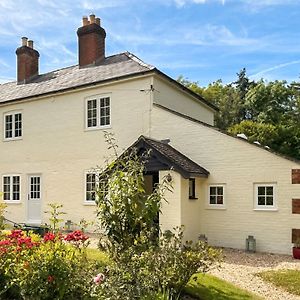 Pigeon Coo Farmhouse Shalfleet Exterior photo