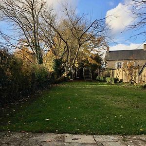 Maison Familiale Spacieuse Pres De Carrouges Avec Jardin Exterior photo