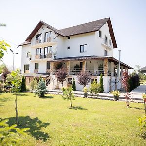 Rem Garden Novaci-Străini Exterior photo