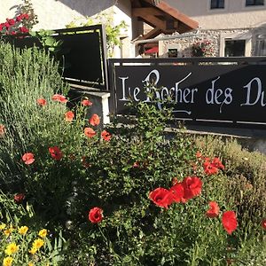 Le Rocher Des Ducs, Vue Sur Montagne, Abris Voitures Et Motos Le Glaizil Exterior photo