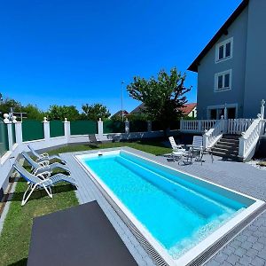 Luxurioeses Apartment Mit Pool Viena Exterior photo