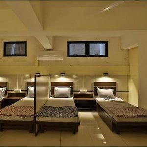 Night-Halt-Dormitory Ahmedabad Exterior photo