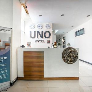 Oyo Uno Hotel Surabaya Exterior photo