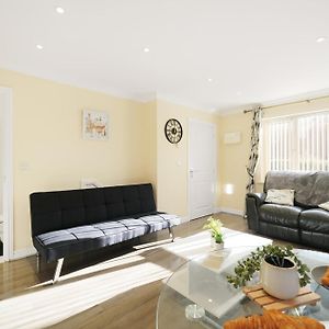 Heathrow, 3Bed 3Bath Sleeps X8, Parking X2 , Garden Amersham Exterior photo