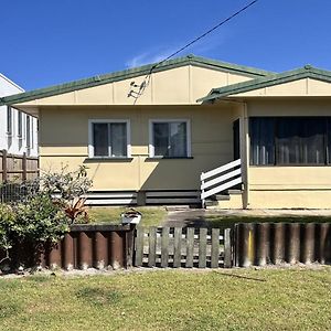 Lovely Beach Shack - 200M From The Sand! Golden Beach Exterior photo