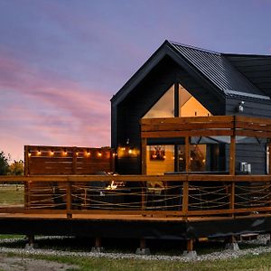 Modern Tiny Cabin, With Hot Tub In Choteau Mt Exterior photo