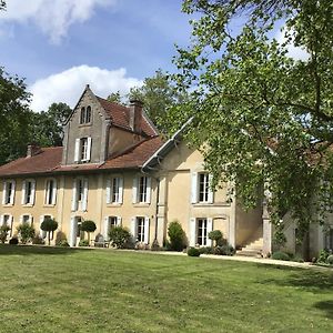 Les Souris Dans Le Grenier Courpignac Exterior photo