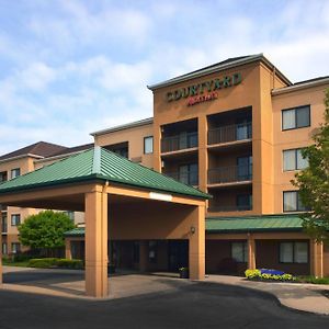 Courtyard Cleveland Airport South Middleburg Heights Exterior photo