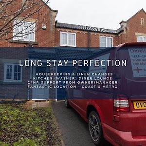 Dwellcome Home Ltd 3 Double Bedroom Townhouse, Free Driveway Parking, Fast Wifi, Ideal For Long Term Contractor, Etc Stays, 3 Miles 7 Mins Drive To Nissan, 15 Mins To Sunderland Newcastle, Regular Housekeeping Options - See Our Site For Assurance Boldons Exterior photo