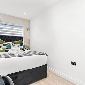 Flat - Sleeps 3 - Links To Central Ldn & Airport Cowley (Greater London) Exterior photo